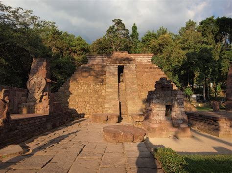  Candi Sukuhun Gizemli Güzelliği: Şehrin Sırtında Bir Rüya